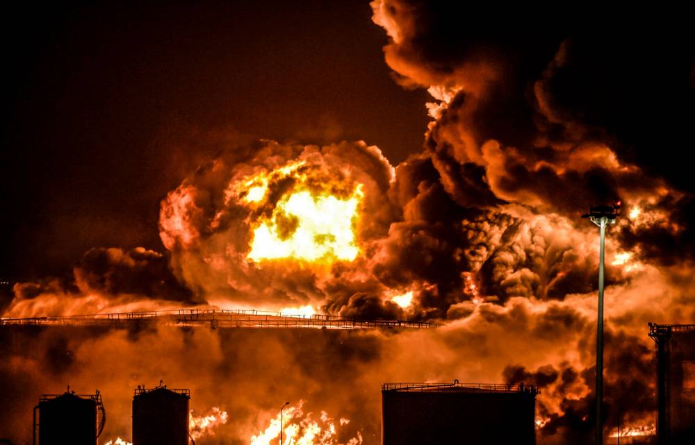 Husilerin saldırdığı Suudi petrol tesislerindeki yangından kareler 1