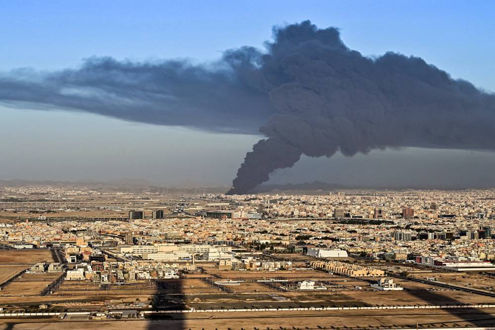 Husilerin saldırdığı Suudi petrol tesislerindeki yangından kareler 9