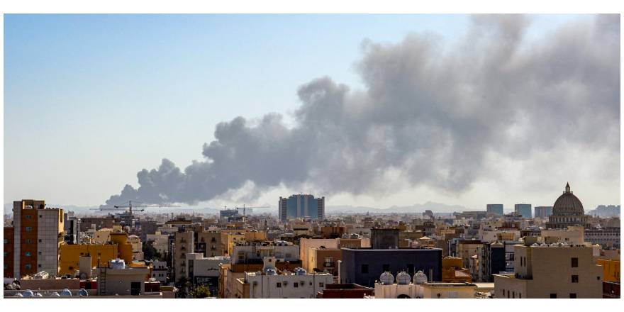 Husilerin saldırdığı Suudi petrol tesislerindeki yangından kareler