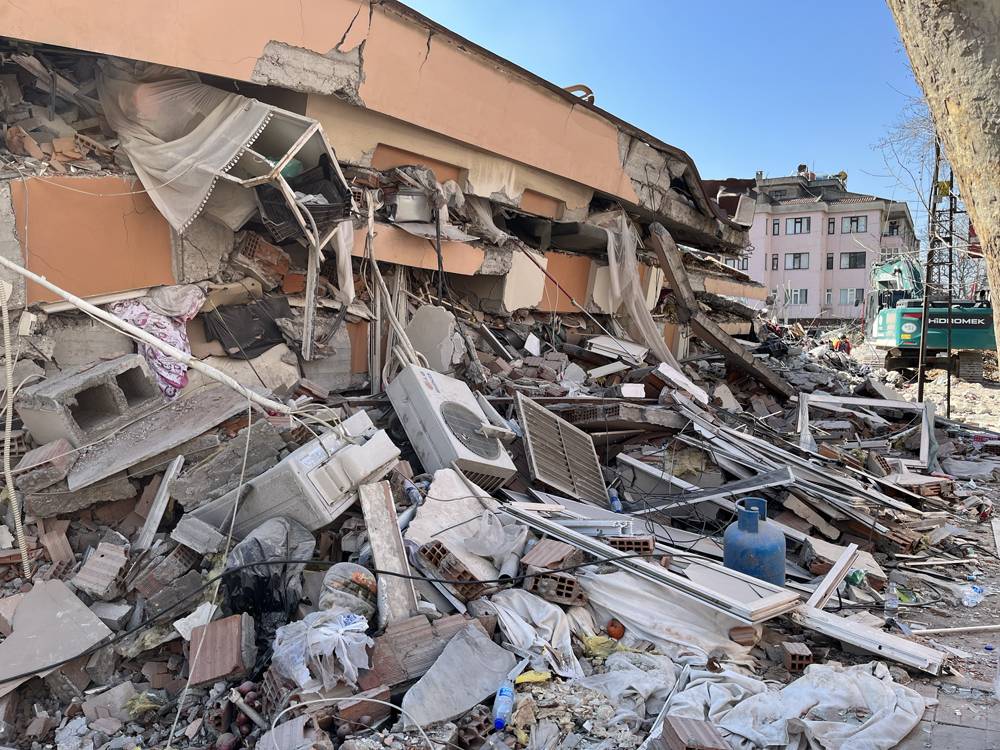 Depremin vurduğu şehirlerden çarpıcı kareler 12