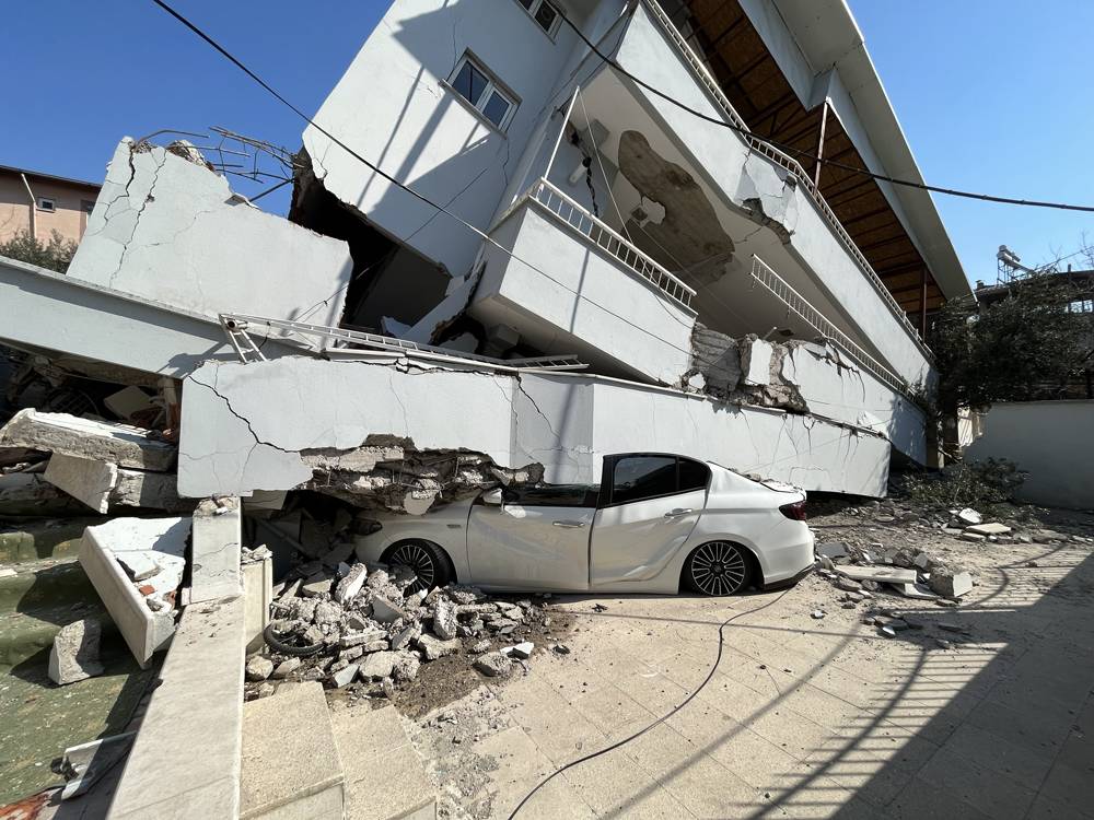 Depremin vurduğu şehirlerden çarpıcı kareler 7