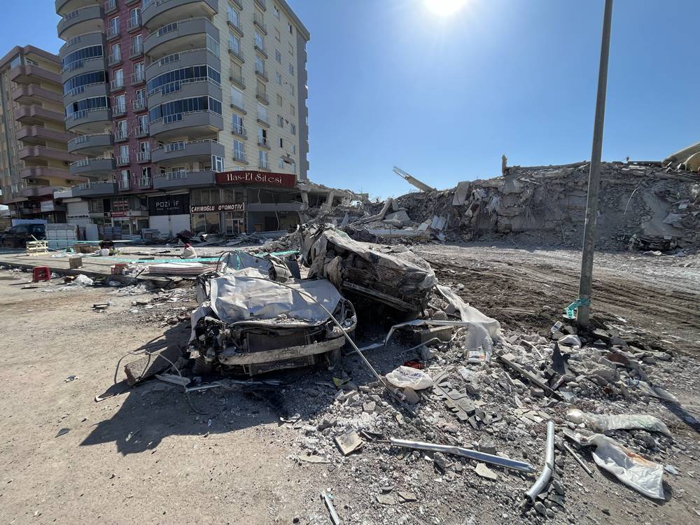 Depremin vurduğu şehirlerden çarpıcı kareler 9