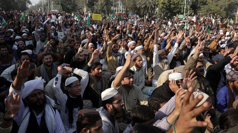 Pakistan'da halk sokaklarda: Bakanlık orduyu 'göreve çağırdı'