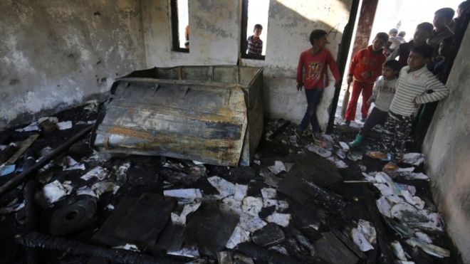 Keşmir'de okullar ateşe veriliyor