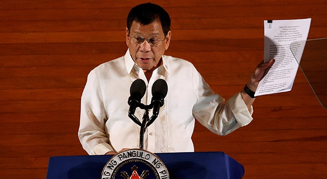 Duterte, ABD'ye meydan okumaya devam ediyor