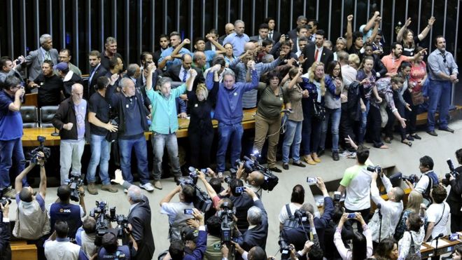 Brezilya'da askeri darbe isteyen eylemciler meclisi bastı