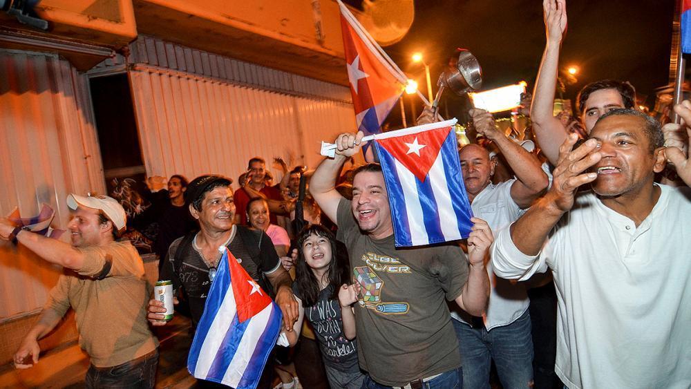 Castro'nun ölümünü 'danslar ederek' kutladılar