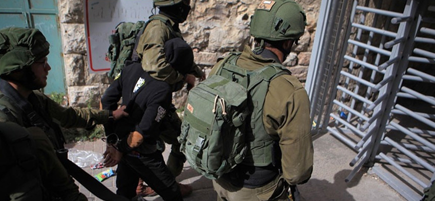 İsrail güçleri cami basıp Müslümanların namaz kılmasını engelledi
