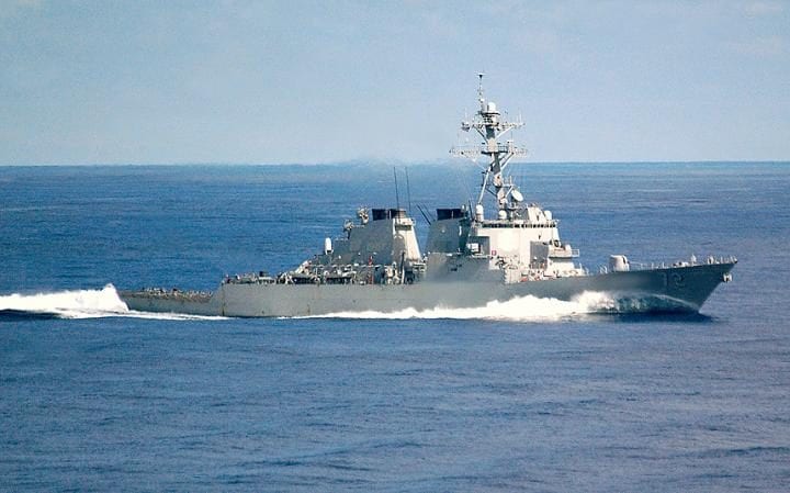 ABD donanması İran gemilerine uyarı ateşi açtı