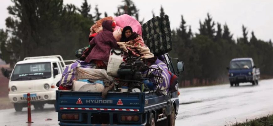 On binlerce Suriyeli Türkiye sınırına kaçıyor