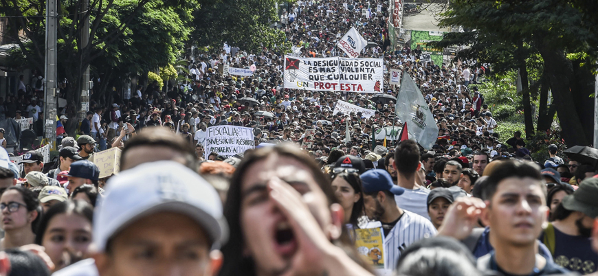 Kolombiya da karıştı: Yüzbinlerce kişi hükümet karşıtı gösteriler için meydanlara indi
