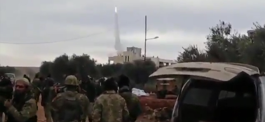 Suriyeli muhalifler İdlib'de helikopter düşürdükleri anların görüntülerini yayınladı