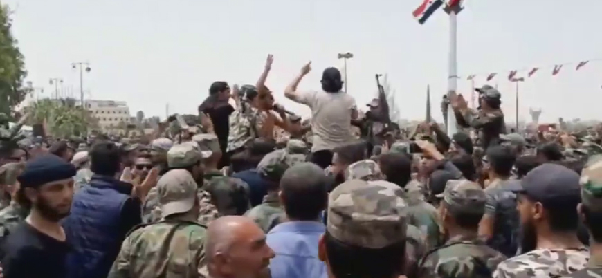 Dera'da rejim karşıtı gösterilere askerler de katıldı: 'Suriye bizim, Esed ailesinin değil'