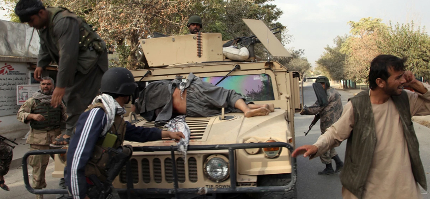 Afganistan'da hükümet güçleri Taliban mensuplarının cesetlerini baltayla parçaladı