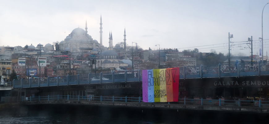 'Öğrenci İnisiyatifi' oluşumu Galata Köprüsü'ne LGBT bayrağı astı
