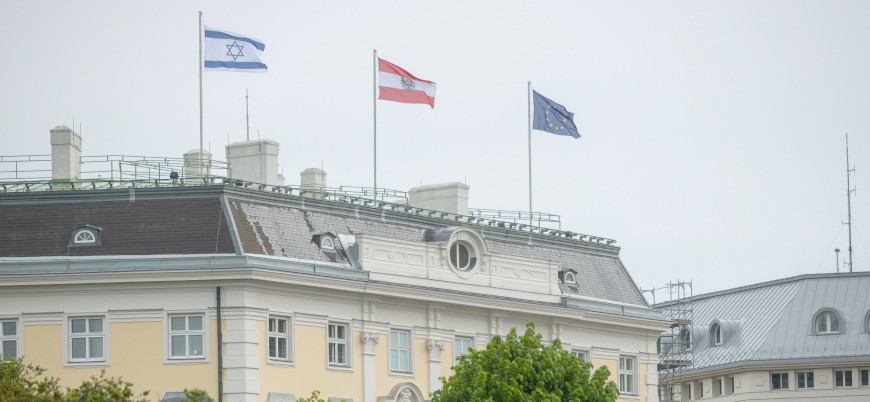 Avusturya'da Başbakanlık binasına İsrail bayrağı çekildi