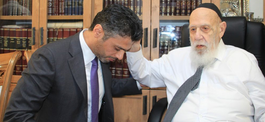 BAE'nin İsrail büyükelçisi Yahudi din adamından 'dua alarak' göreve başladı