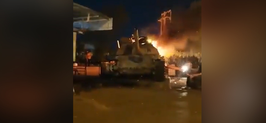 İran'da göstericiler bir tankı ateşe verdi