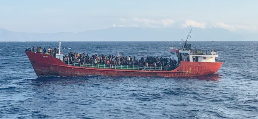 400'e yakın Afgan göçmeni taşıyan Türk gemisi Yunan adasına demirledi