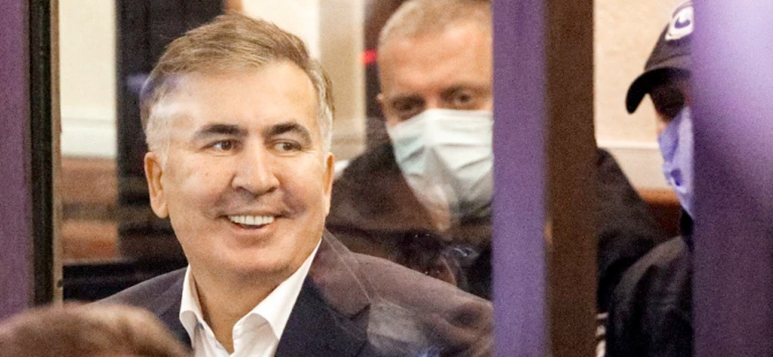 Gürcistan'ın eski lideri Saakaşvili açlık grevi sonrası yargılanıyor