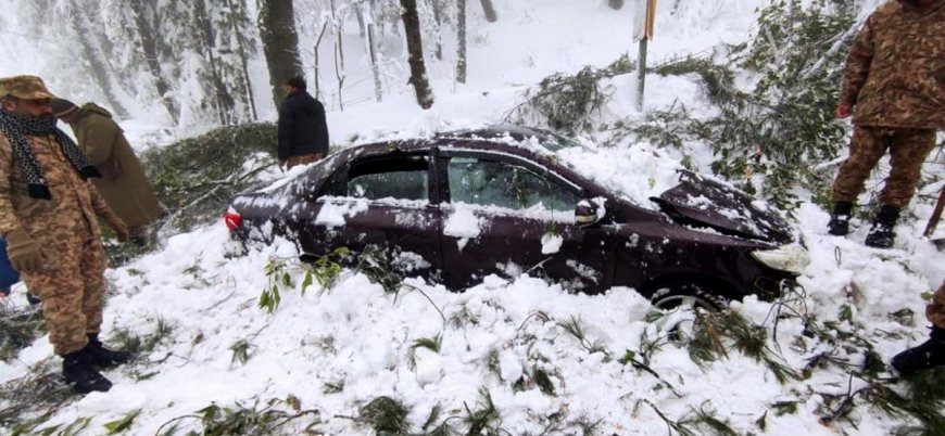 Pakistan'da kar fırtınası: En az 21 kişi araçlarında donarak öldü