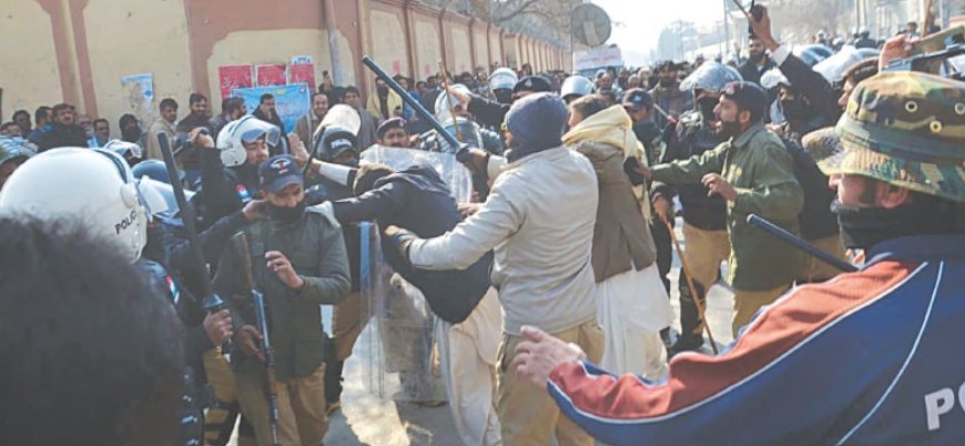 Pakistan polisi protesto düzenleyen doktorları yerlerde sürükledi