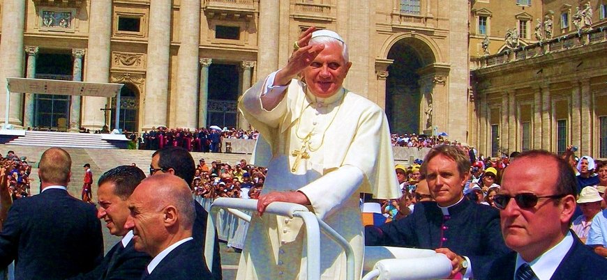 Eski Papa'dan 'çocuk istismarı toplantısı' itirafı