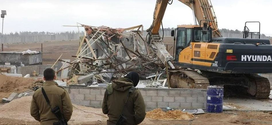 İsrail Filistinlilere ait iki dükkanı içindeki eşyalarla yıktı