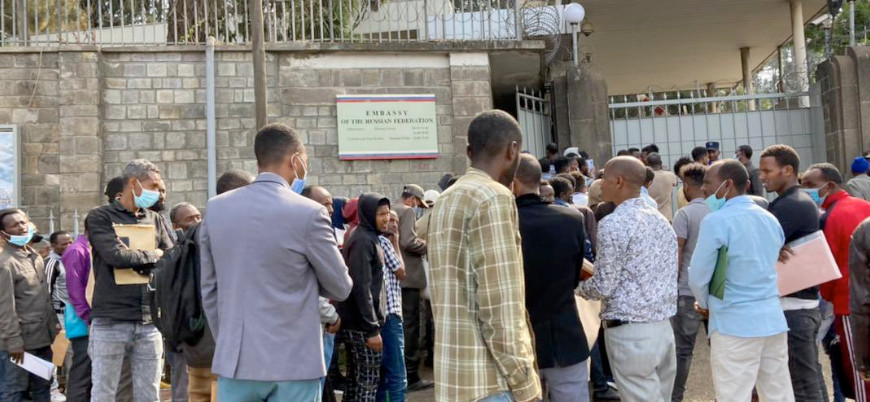 Ukrayna'da savaşmak isteyen Etiyopyalılar Rus Büyükelçiliği önünde kuyruk oldu