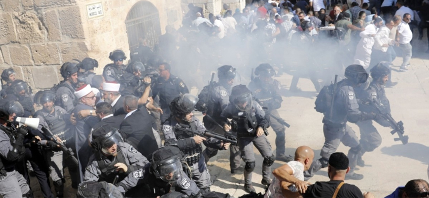 İsrail polisi sabah namazının ardından Mescid-i Aksa'ya baskın düzenledi