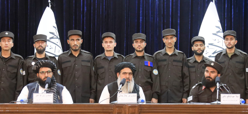 Afganistan yönetimi polis güçlerinin yeni üniformalarını tanıttı