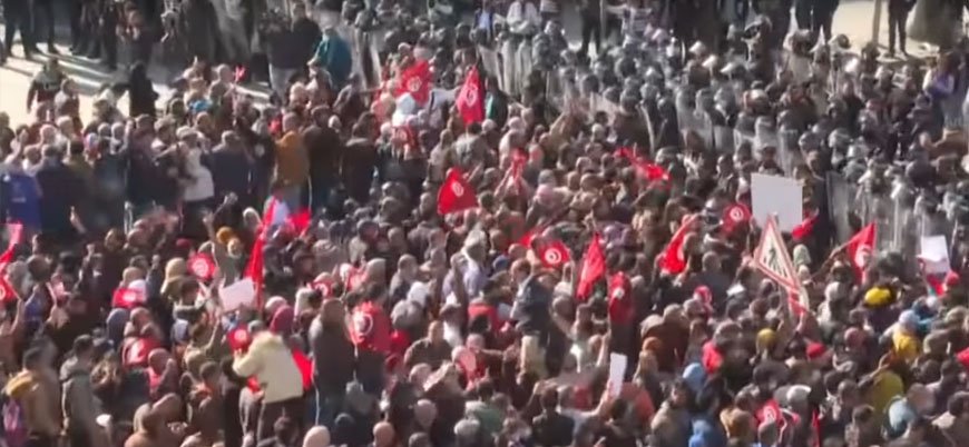Tunus'ta halk yeni anayasa taslağını protesto etti