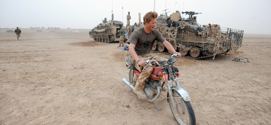 "İngiltere Prensi Harry Afganistan'da ev baskınlarına katıldı, motosiklet çaldı"