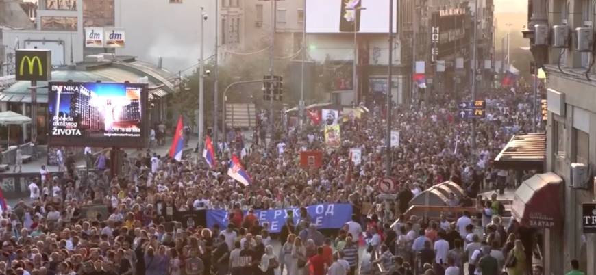 Sırbistan halkı eşcinsel gruplara karşı sokaklara döküldü