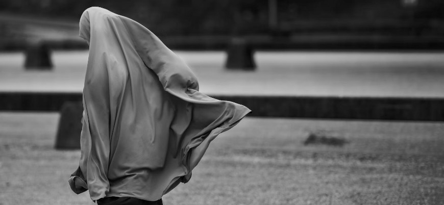 Hollanda'da burka ve peçe yasağının kaldırılması yeniden gündemde