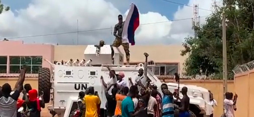 Burkina Faso'daki darbe sonrası meydanlarda Rusya bayrağı açıldı