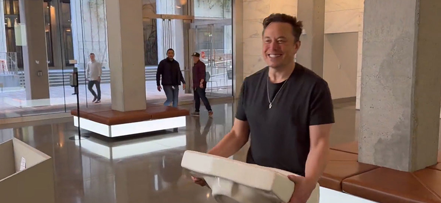 Elon Musk Twitter'ı resmen satın aldı