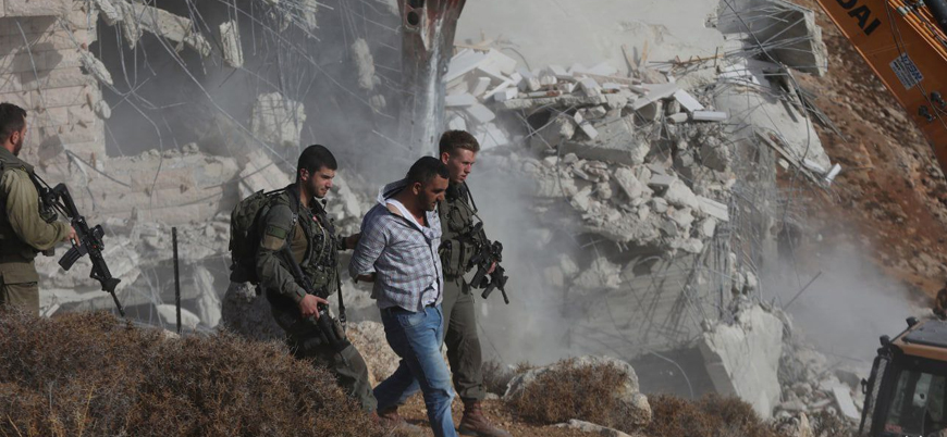 İsrail güçleri alıkoydukları Filistinliye evinin yıkımını izletti