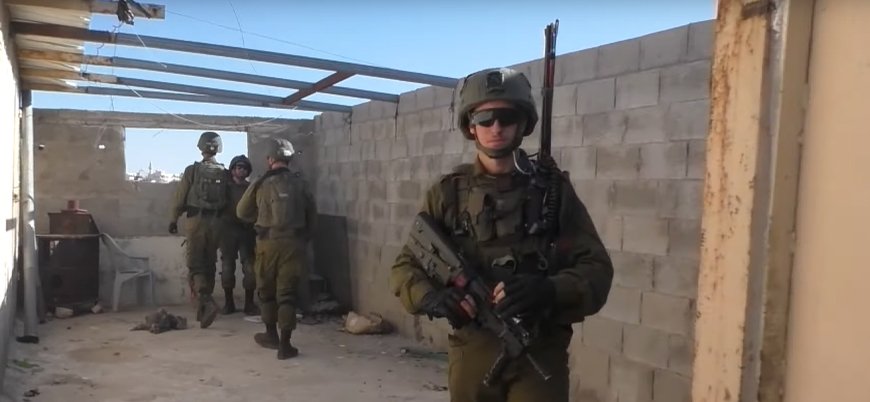 İsrail askerleri Filistinli mahkumun evini basarak parasını çaldı