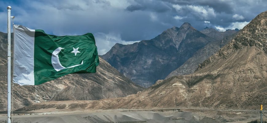 Çin'den ekonomik krizdeki Pakistan'a 1.3 milyar dolarlık kredi