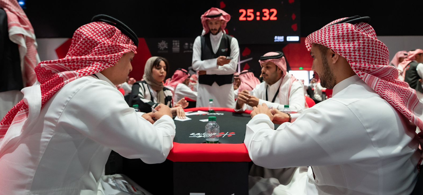Suudi Arabistan'da kadın erkek karışık iskambil turnuvası düzenlendi