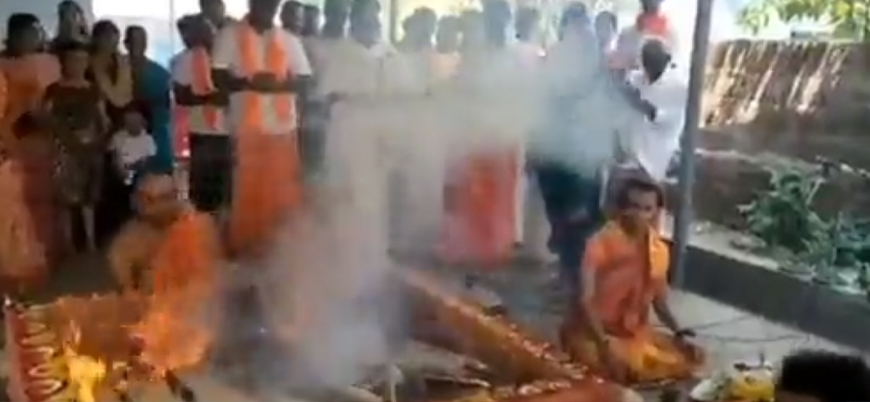 Devlet destekli Hindu çeteler bir camide ayin düzenledi
