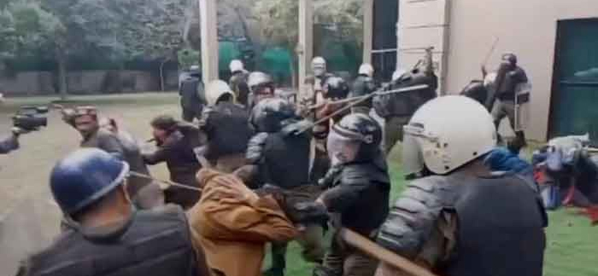 Pakistan polisi eski başbakan İmran Han'ın evini bastı
