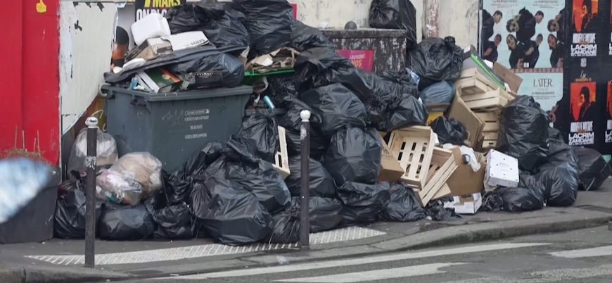 Fransa'nın başkenti Paris'te çöp yığınları 10 bin tonu aştı