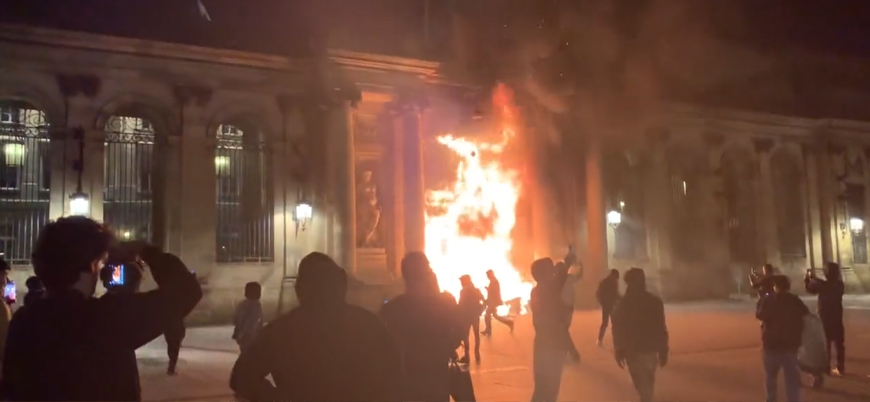 Fransa'da protestolar şiddetleniyor: Belediye binası ateşe verildi