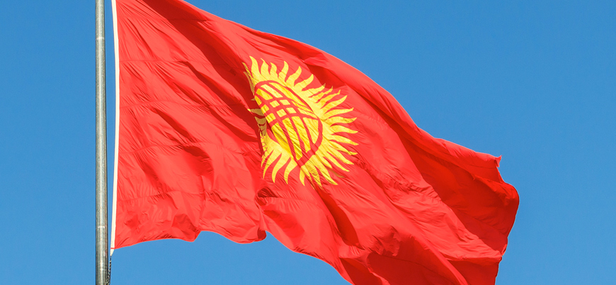 Kırgızistan Cumhurbaşkanı Caparov Kiril alfabesinde ısrarcı