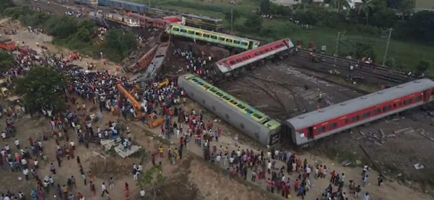 Hindistan'da tren kazasında en az 280 kişi öldü