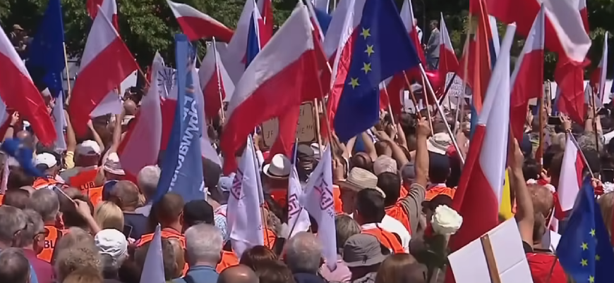 Polonya'da yüz binler hükümeti protesto etti