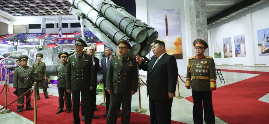 Rus Savunma Bakanı, Kuzey Kore'de balistik füze sistemlerini inceledi