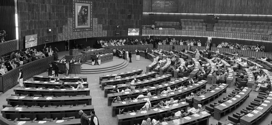 Siyasi krizin yaşandığı Pakistan'da meclis feshedildi